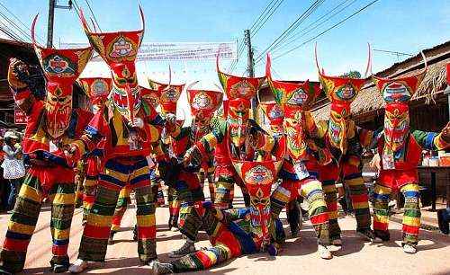 Thanh niên đeo những chiếc mặt nạ khổng lồ trong lễ hội Phi Ta Khon