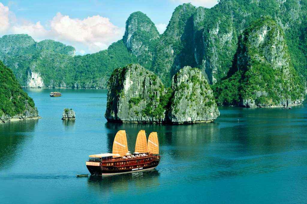 Vịnh Hạ Long là địa điểm có thể nói là nổi tiếng nhất Việt Nam