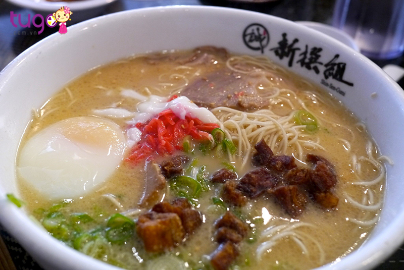 Điểm hấp dẫn của món mì Hakata Ramen là súp xương hầm đậm đà với sợi mì thẳng và nhỏ
