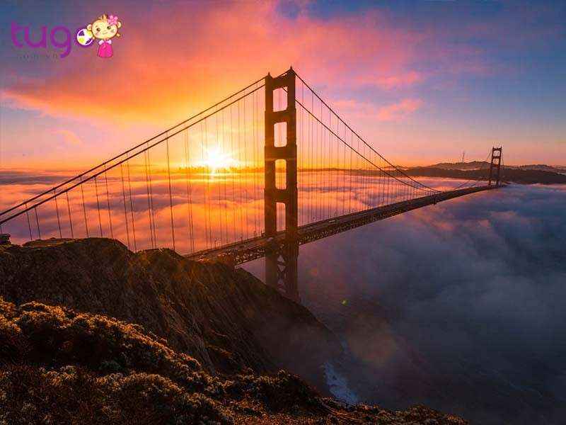 Cầu Cổng Vàng là một trong những địa điểm thu hút khách du lịch nhất ở California và Hoa Kỳ