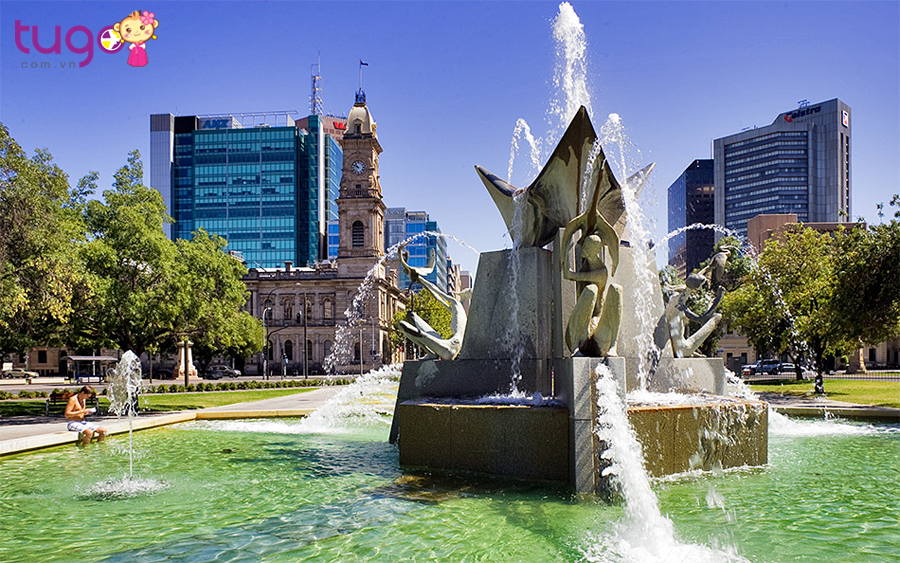Quảng trường Victoria nằm giữa trung tâm Adelaide