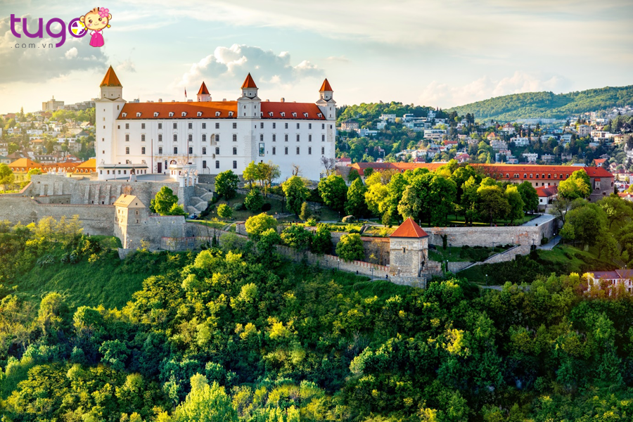 Lâu đài Bratislava có kiến trúc hình chữ nhật khổng lồ với 4 tháp canh ở 4 góc