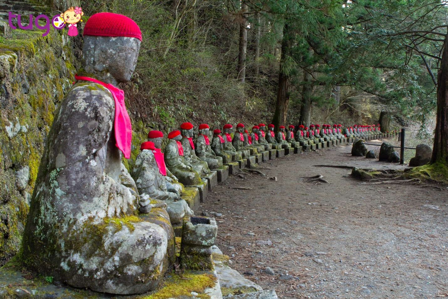Tại vực Kanmangafuchi có khoảng 70 bức tượng đá Jizo - một vị Bồ Tát của Nhật Bản