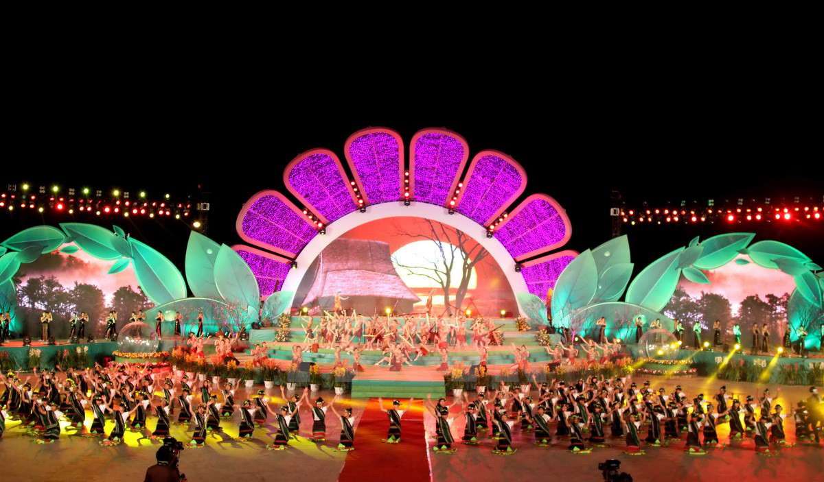 Mỗi đêm Festival, có rất nhiều chương trình đặc sắc được trình diễn bên bờ hồ Xuân Hương