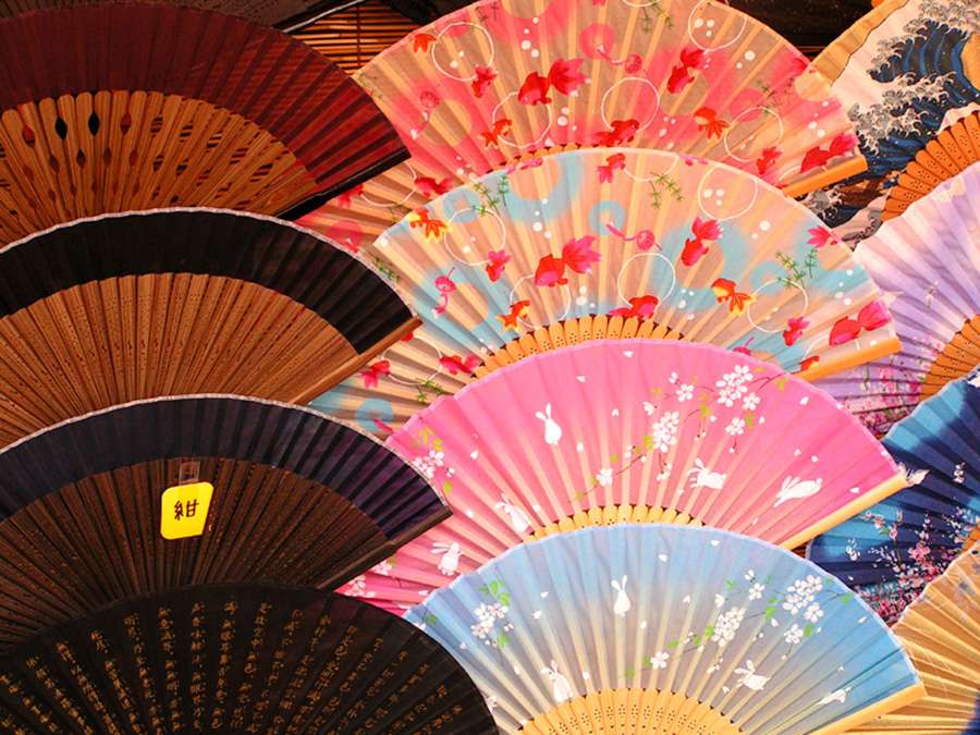 Nếu bạn có dịp đến Nhật vào mùa hè, hãy sắm thêm cho mình một chiếc quạt tay tiện dụng mang đậm phong cách người Nhật.