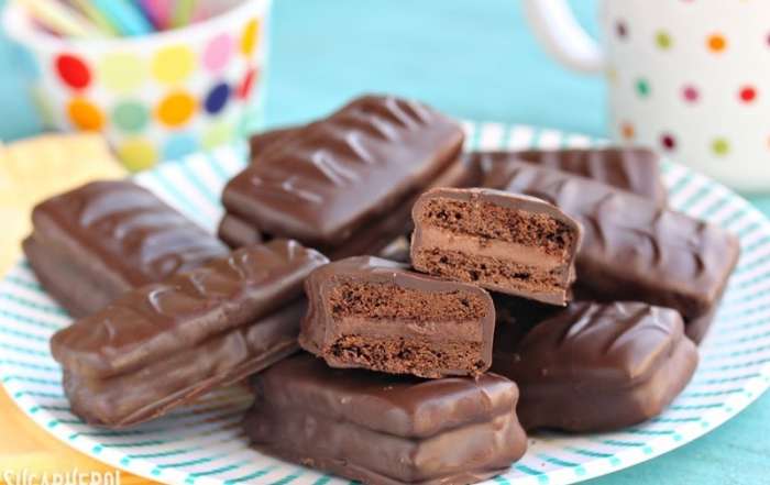 Timtam gồm hai lớp bánh quy giòn kẹp giữa một lớp kem mềm mượt và bao phủ bên ngoài bởi chocolate thơm ngọt ngào