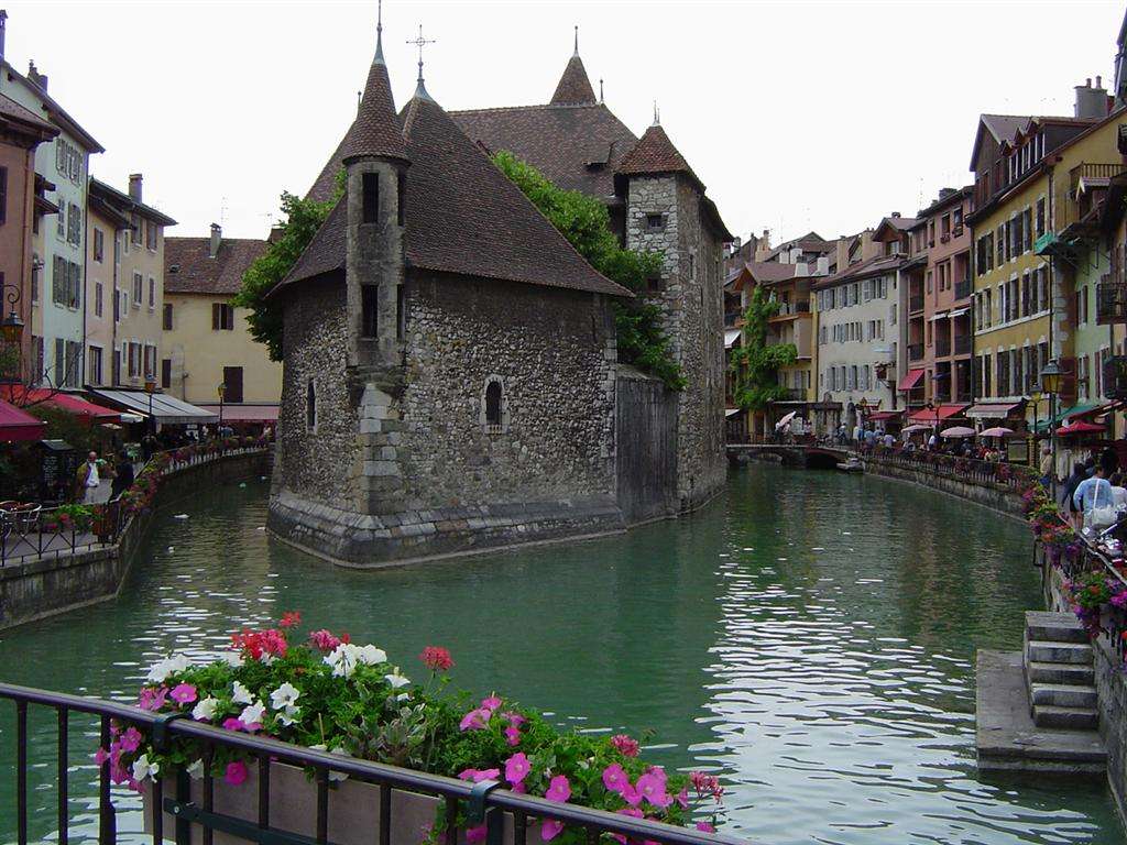 Annecy được mệnh danh là Venice của Alps