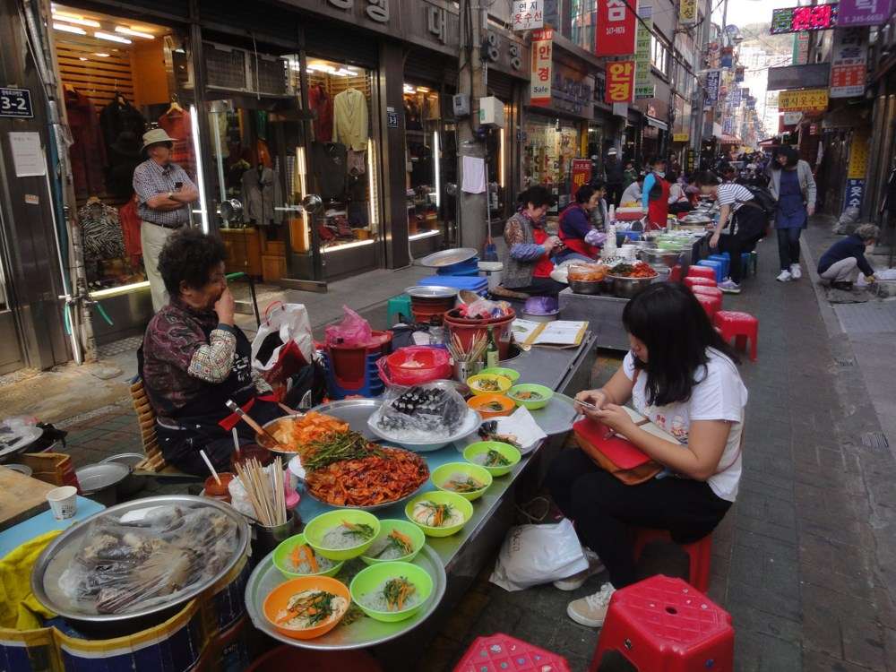 Các tín đồ ăn uống không thể nào bỏ qua những con hẻm nhỏ tấp nập đồ ăn vặt ở Busan
