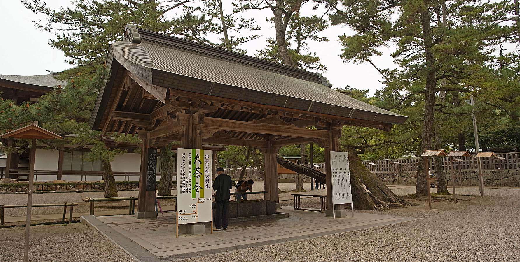 Bạn phải thực hiện các nghi lễ thanh tẩy trước khi bước vào bất kì ngôi đền nào ở Nhật Bản