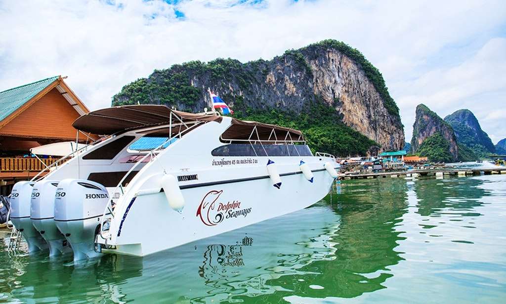 Ko Panyi dù yên tĩnh nhưng vẫn không hề thiếu các dịch vụ du lịch hiện đại như cho thuê du thuyền tham quan