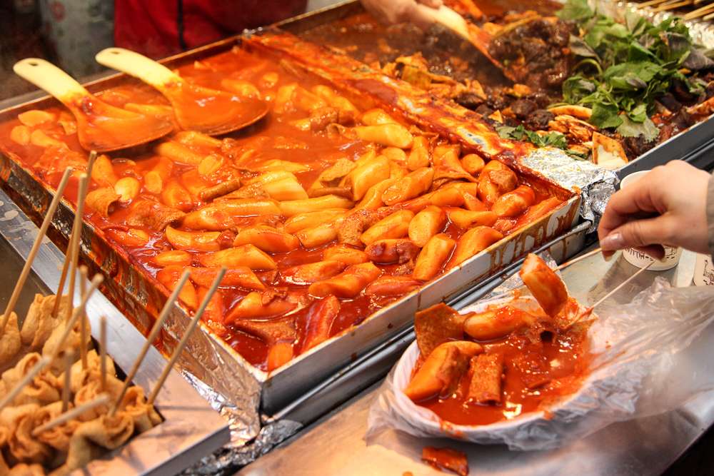 Bánh gạo nóng hổi cay ấm cả người trong trời lạnh giá ở Hàn Quốc