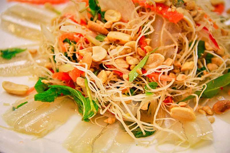 Thịt cá mai sống được kết hợp với nhiều loại gia vị và rau củ