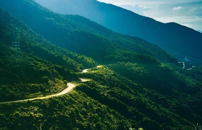 Đèo Hải Vân dài 21 km là một trong những đèo hiểm trở bậc nhất Việt Nam với những khúc ngoặt tử thần