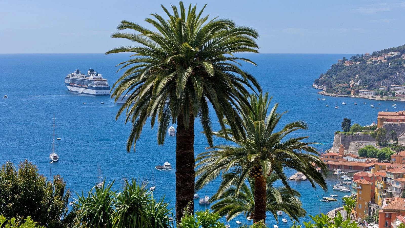French Riviera với bãi biển tràn ngập ánh nắng mặt trời