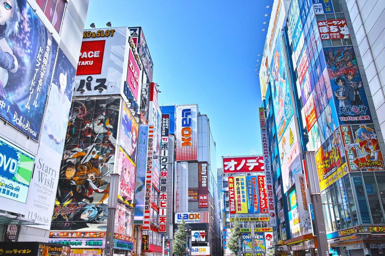 Akihabara gây choáng ngợp bằng các tòa nhà cao tầng đầy ắp các ấn phẩm game, anime, sản phẩm điện tử,…