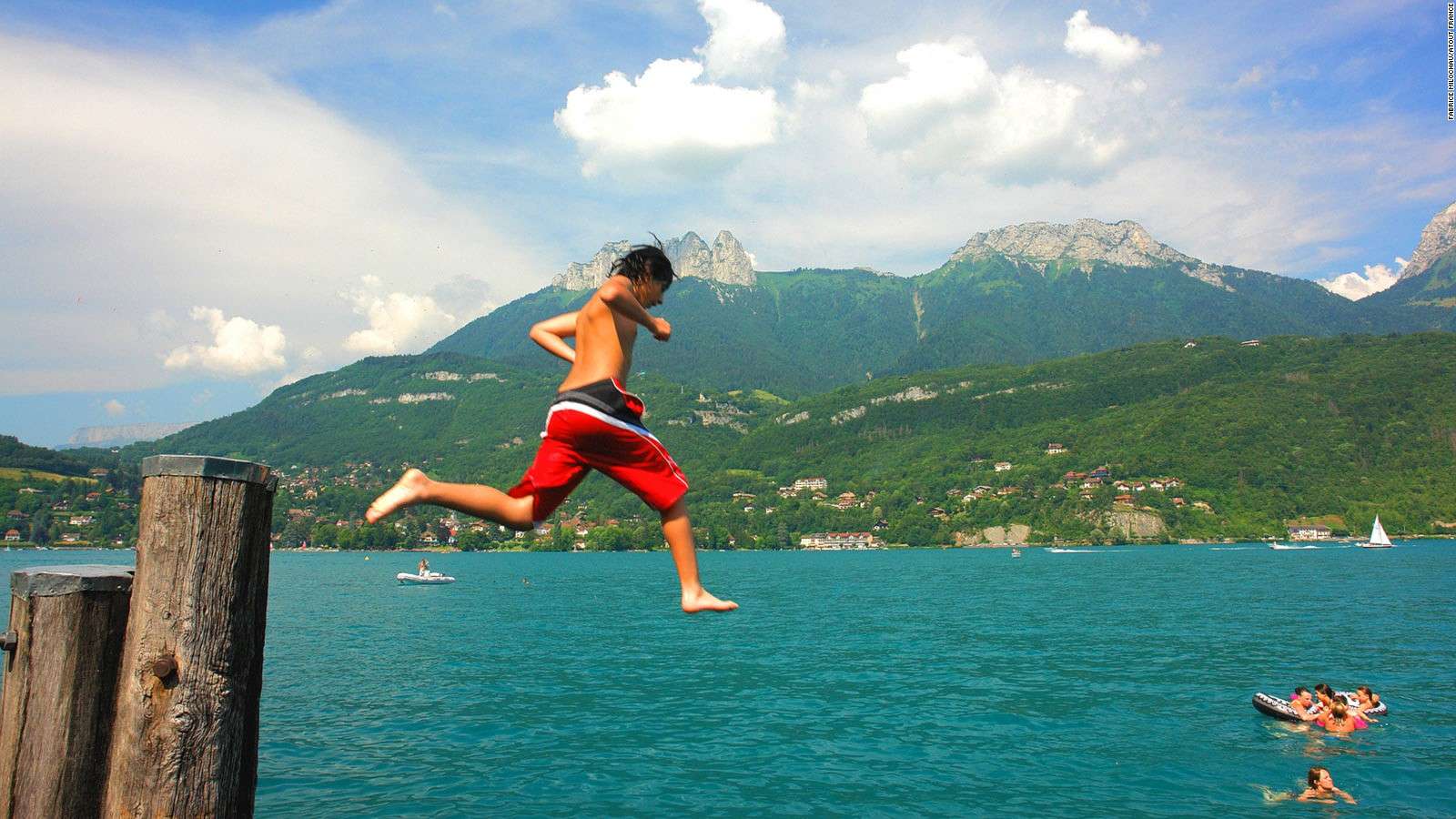 Hồ Annecy là một trong những hồ nước trong vắt nhất thế giới