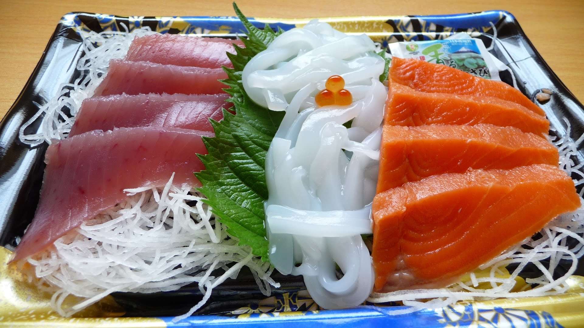 Sashimi được bày trí rất đẹp mắt với nhiều loại hải sản sống được thái thành những lát mỏng