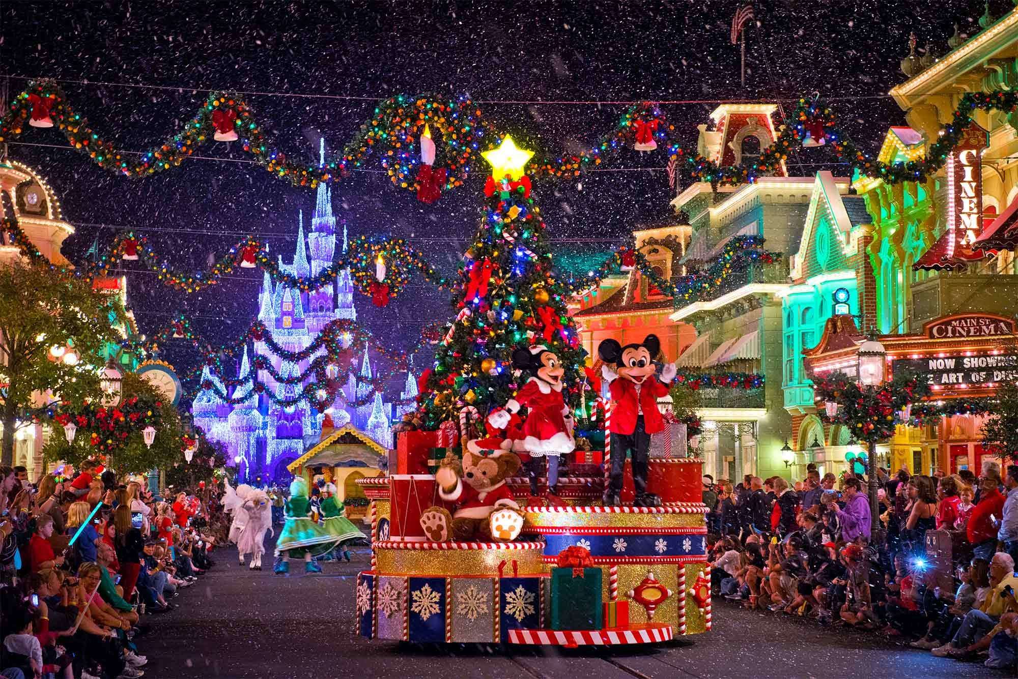 Đêm Giáng sinh đầy màu sắc ở Disneyland Paris
