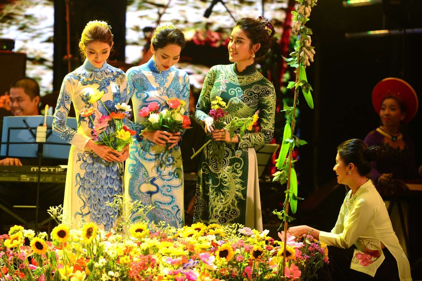 Lễ hội còn có hoạt động giao lưu văn hóa giữa các nước, quảng bá hình ảnh đẹp của áo dài Việt Nam với bạn bè quốc tế