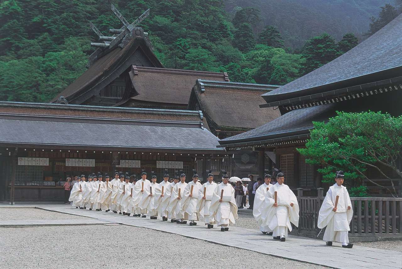 Một nghi lễ nghiêm trang tại đền Izumo