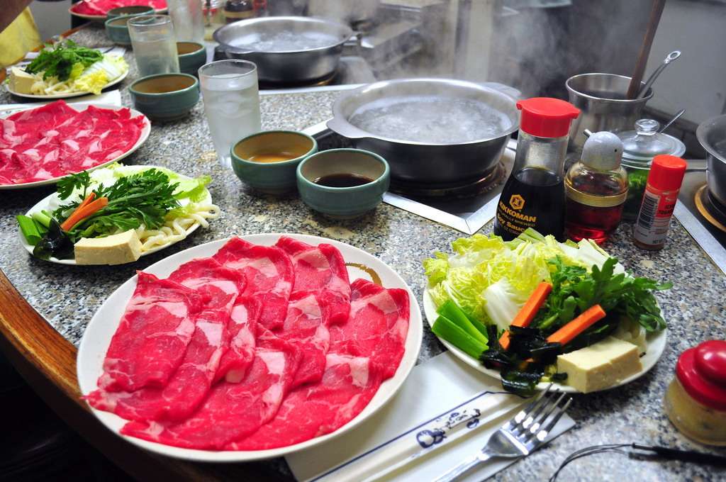 lẩu bò Kobe là một món ăn đặc biệt phải thưởng thức khi du lịch Nhật Bản