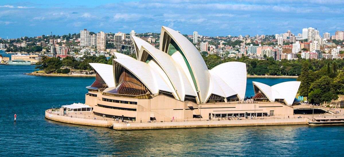 Nhà hát Opera Sydney có ba mặt hướng ra biển