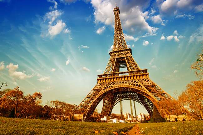 Tháp Eiffel nằm trong công viên Champ-de-Mars phía đông Paris ngay cạnh sông Seine thơ mộng