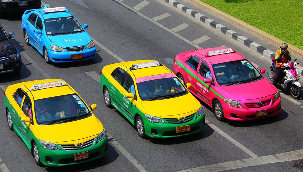 Các xe taxi ở Thái Lan rất bắt mắt. Bạn đừng quên chú ý giá cả và đồng hồ đo ngay khi lên xe nhé.
