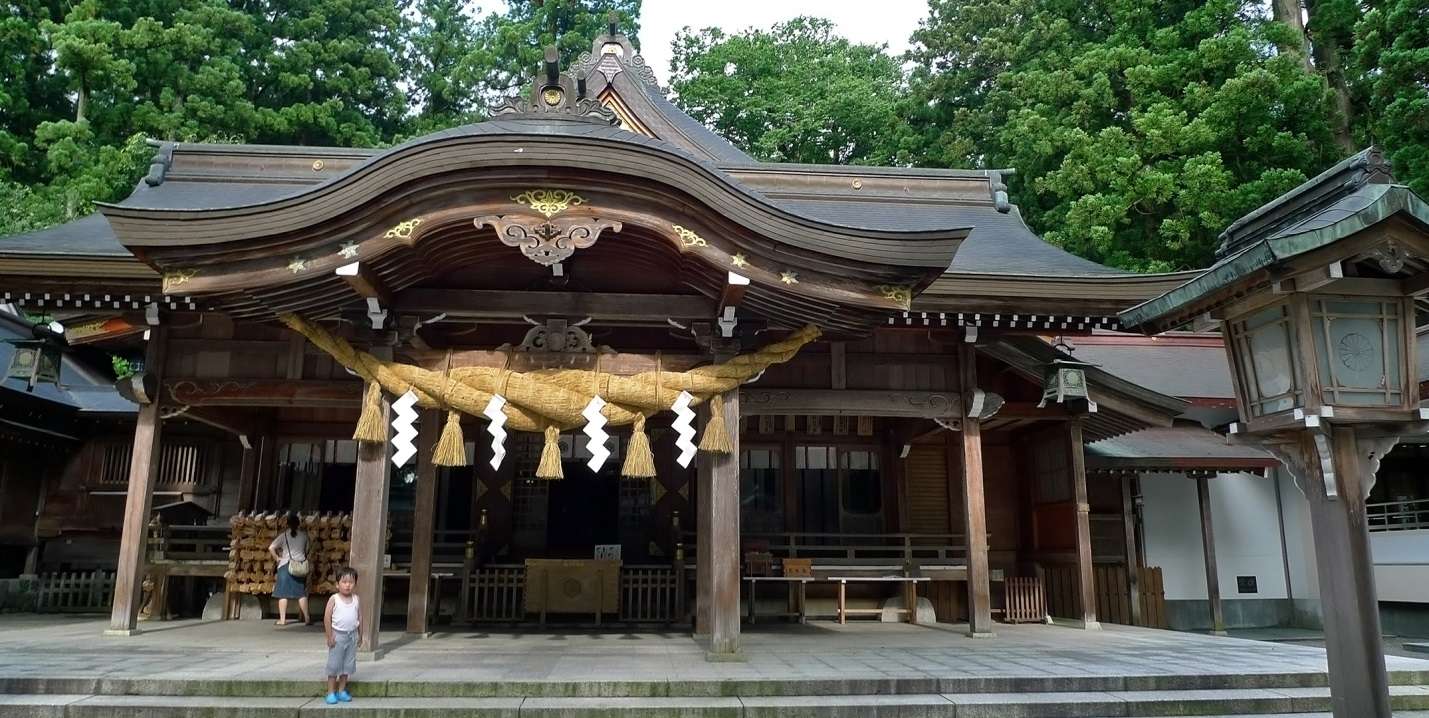 Shimenawa được treo trước nhà và đền thờ trong ngày Tết