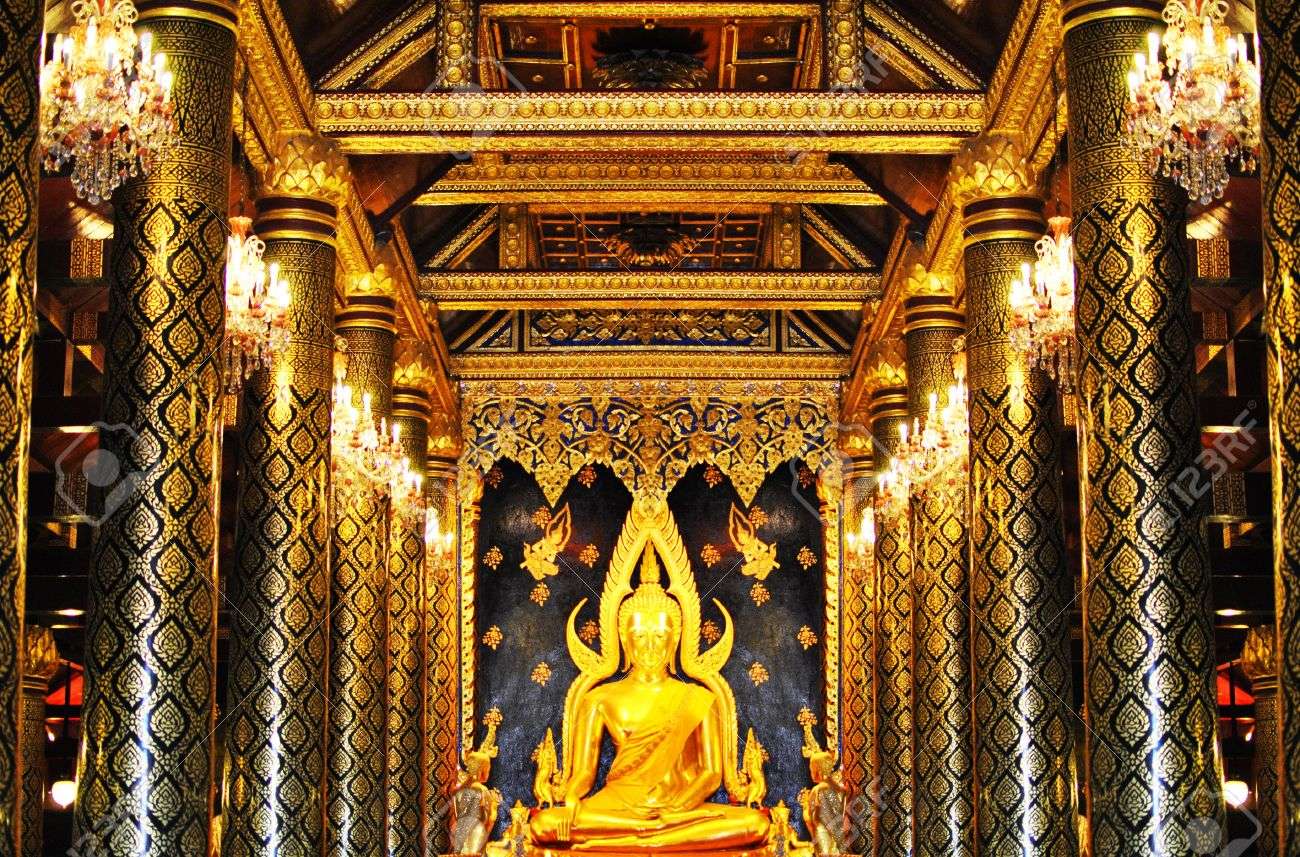 Không chỉ ở chùa Vàng mà tại mọi ngôi chùa khác, bạn đều phải có hành vi và trang phục thật lịch sự.