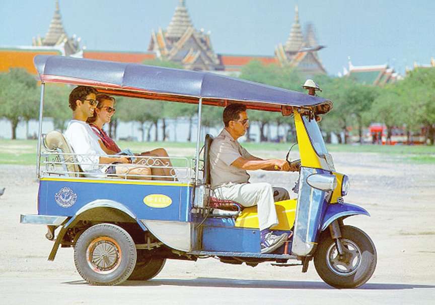Xe ba bánh tuktuk là một phương tiện phổ biển nhất ở Thái Lan