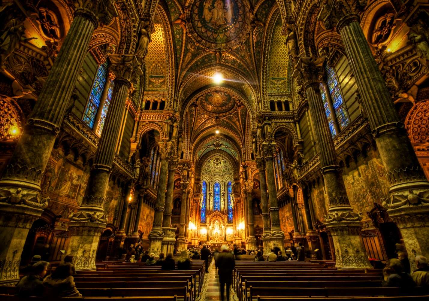 Kiến trúc Gothic hoàn hảo bên trong nhà thờ