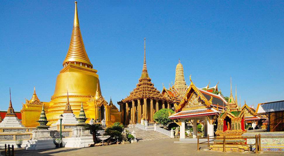 Các toà tháp trong quẩn thể kiến trúc nơi đây đều tiêu biểu cho lối kiến trúc tháp mang bản sắc Thái Lan với mái cong, đỉnh nhọn hoành tráng.