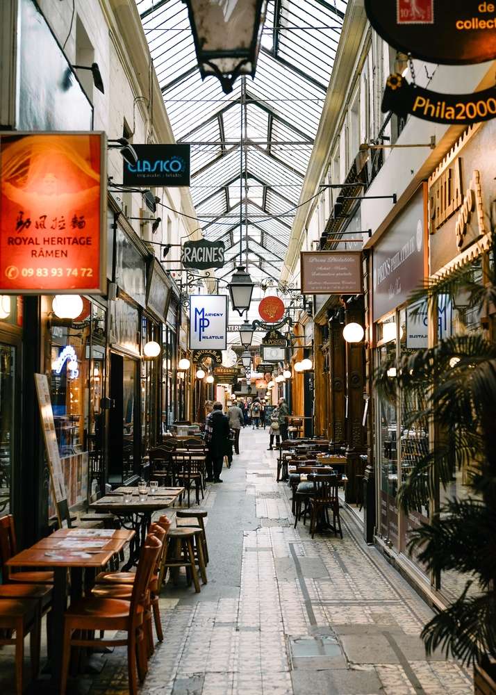 Những nhà hàng cà phê, cửa hiệu đậm chất Paris biến những “lối đi” nhỏ bình thường trước đây trở thành những “đường hầm nghệ thuật”