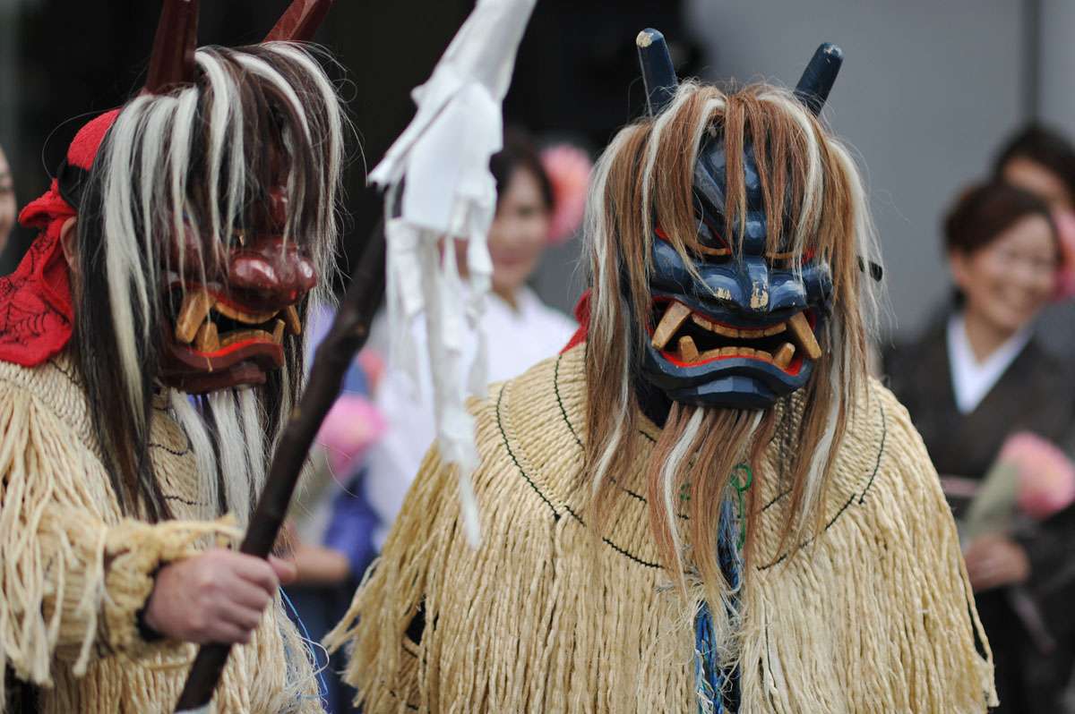 Du khách tham gia lễ hội cũng có thể hóa trang thành oni để đi chúc phúc