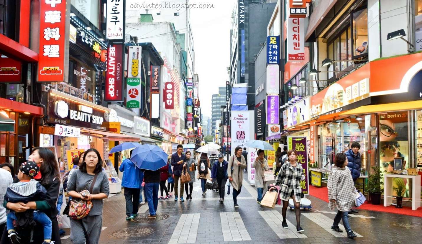 Khu phố luôn tấp nập các cửa hàng thời trang, mĩ phẩm chất lượng dẫn đầu xu hướng tại Hàn Quốc
