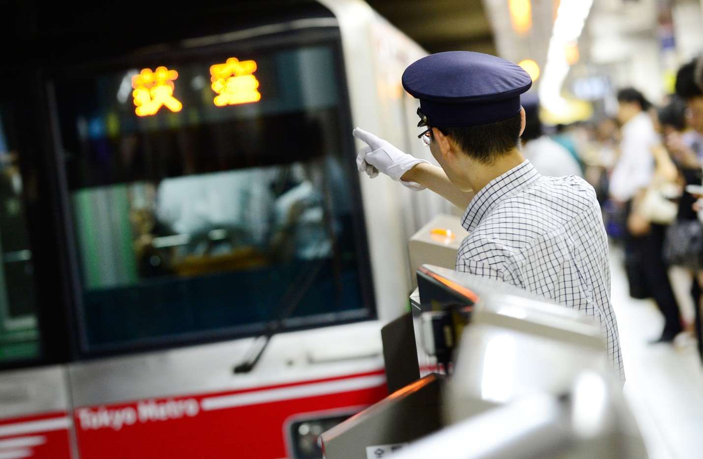 Bạn có thể sử dụng tàu điện ngầm để di chuyển ở Nhật Bản