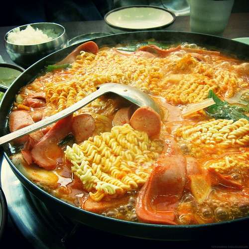 Vị ngon Budae jjigae, ẩm thực Seoul khiến nhiều du khách phải bất ngờ.