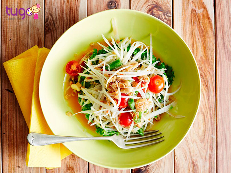 Som Tum Thái với đầy đủ các vị cơ bản của ẩm thực Thái