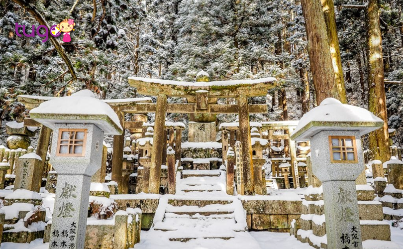 Đền Koyasan Okunoin là một trong những điểm đến hấp dẫn mà du khách không nên bỏ lỡ khi du lịch Nhật Bản mùa đông