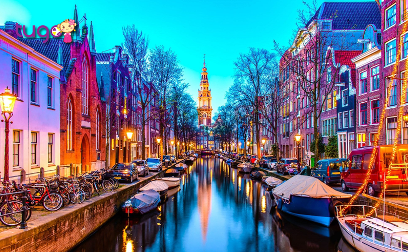 Đi xe đạp vòng quanh thành phố cũng là một trải nghiệm thú vị dành cho du khách khi ghé thăm Amsterdam
