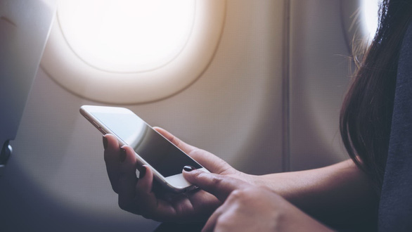 Chuyện gì xảy ra nếu không chuyển điện thoại sang chế độ máy bay?