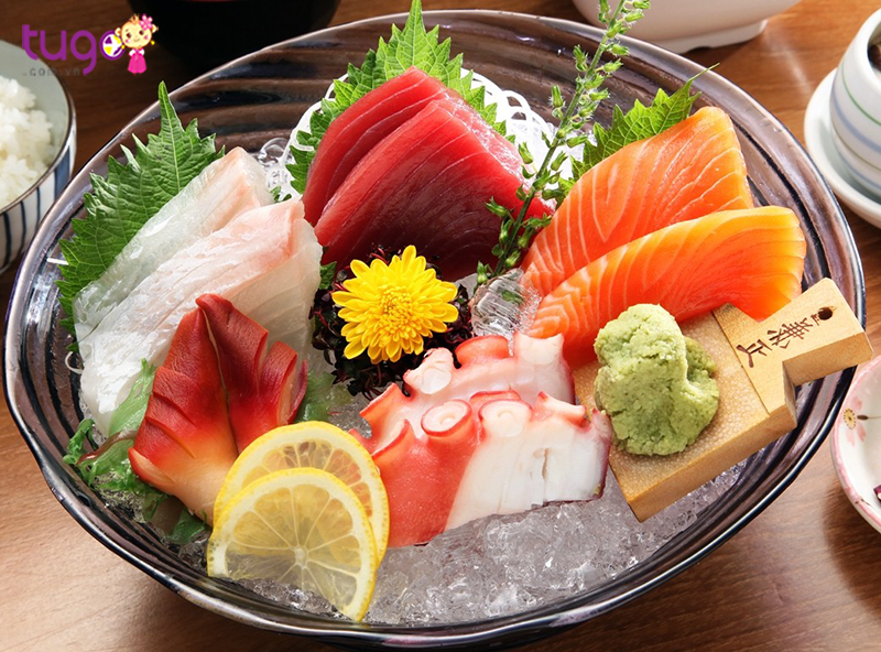 Một phần sashimi đa dạng