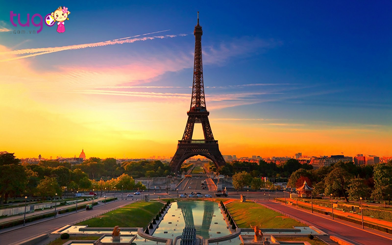 Tháp Eiffel là một trong những nơi được nhiều cặp đôi lựa chọn để tham quan