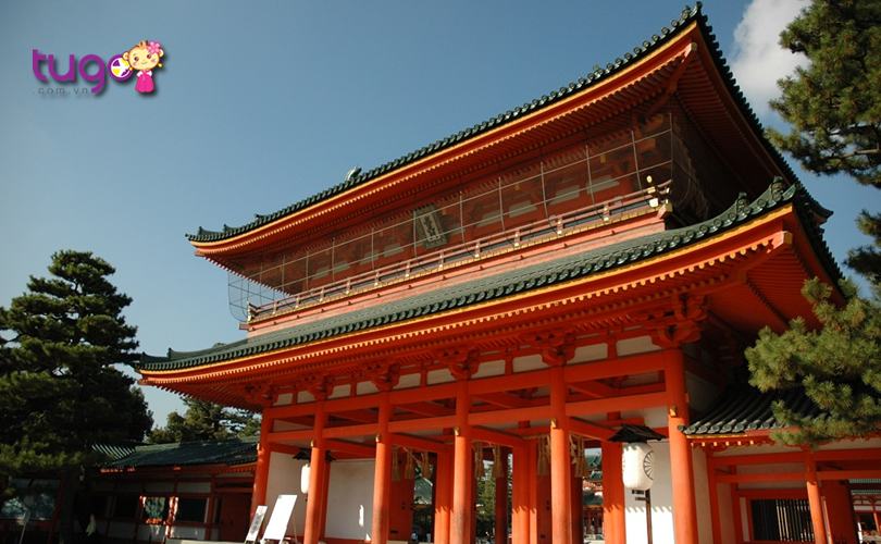 5_Ngôi đền gây ấn tượng với cổng đền và khu chính điện màu đỏ tươi rực rỡ