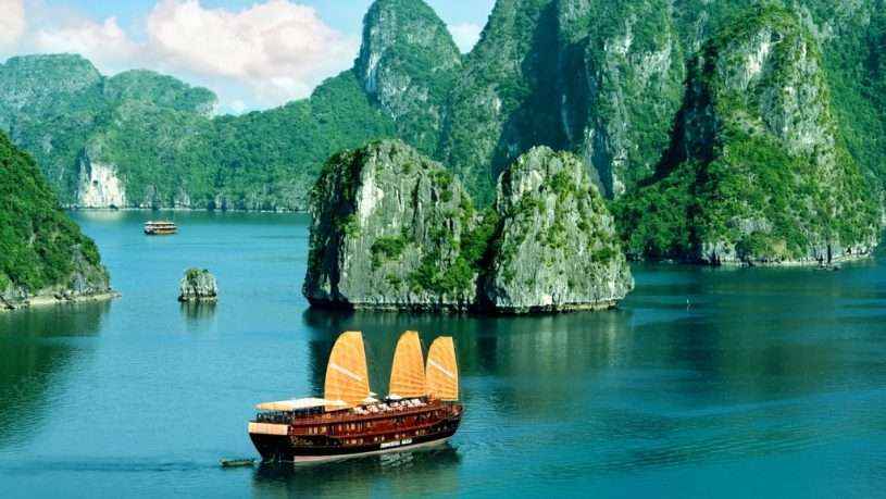 Vịnh Hạ Long là địa điểm có thể nói là nổi tiếng nhất Việt Nam