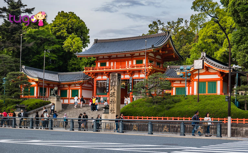 6_Ngôi đền Yasaka là một trong những ngôi đền nổi tiếng nhất ở Kyoto, được xây dựng từ hơn 1350 năm trước ở quận Higashiyama
