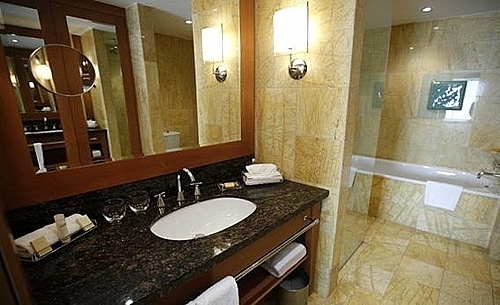 du khách đều mang theo dụng cụ vệ sinh cá nhân khi đi nghỉ tại khách sạn. Ảnh: Kacper Pempel/Reuters.