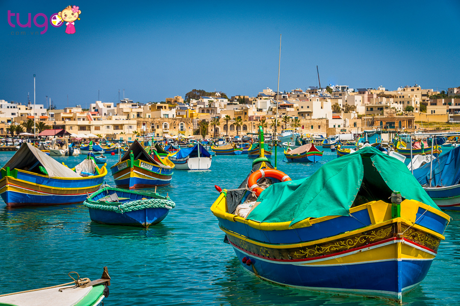 Màu sắc của những chiếc thuyền, của nước biển, của những ngôi nhà tạo nên một Marsaxlokk vừa đẹp vừa sinh động