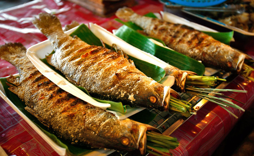 Cá nướng là món mình mê nhất khi tới khu chợ nổi Khlong Lat Mayom